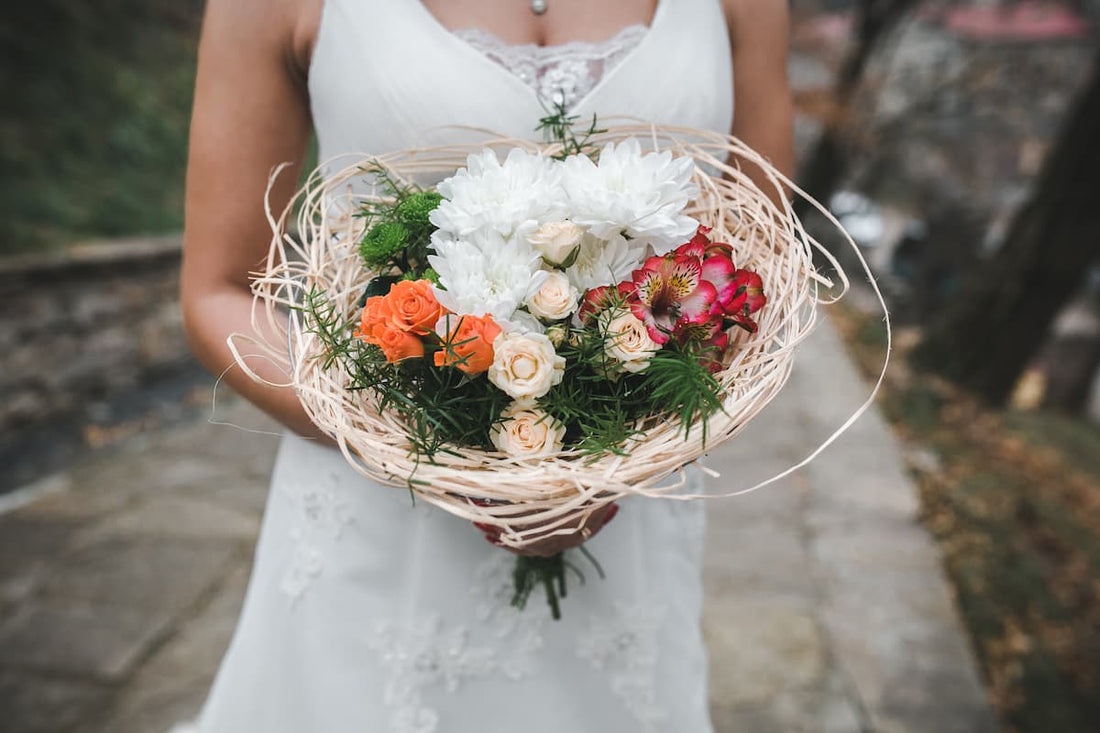 crop-bride-holding-bouquet (1)